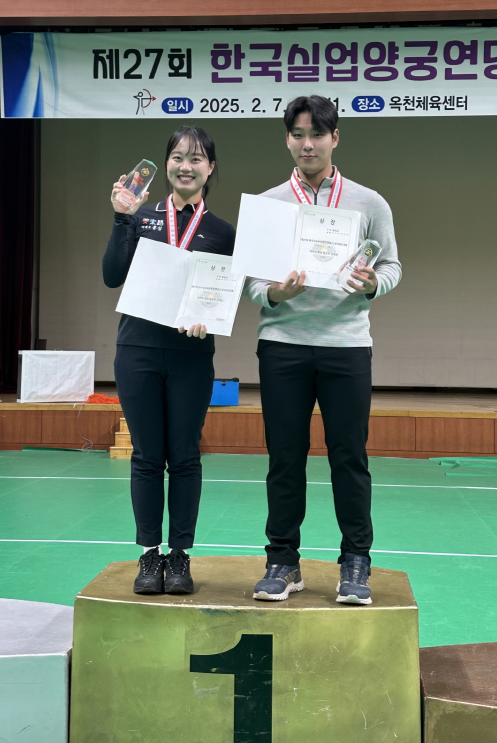 제27회 한국실업연맹회장기 실내양궁대회 메달 수상 모습 (왼쪽 이은아, 오른쪽 이우주 선수)