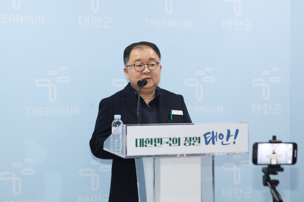 13일 군청 브리핑실에서 정례브리핑 중인 전진봉 전략사업담당관.