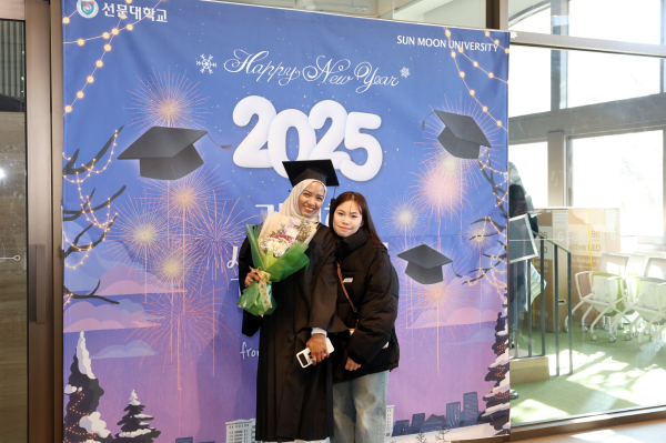 선문대 외국인 졸업생이 기념 촬영을 하고 있다