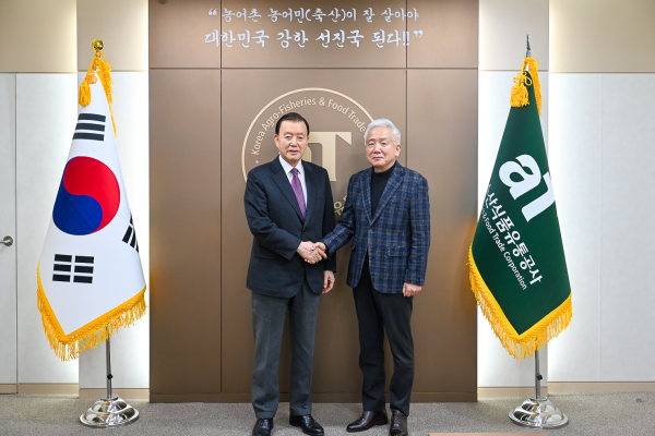 홍문표 aT 사장-재외동포청 이상덕 청장 간담회 기념사진  * 홍문표 aT 사장(왼쪽), 이상덕 재외동포청 청장(오른쪽)