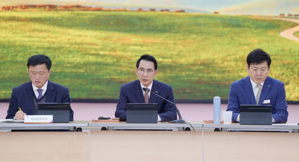 지난 10일 이완섭 서산시장이 시청 대회의실에서 열린 확대 간부회의에서 공약 사업의 철저한 진도 관리를 당부했다.