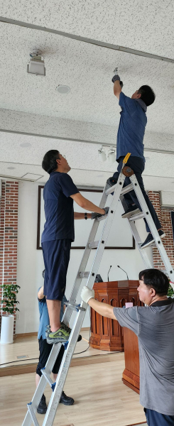 전기기능사 과정을 수료한 신중년들이 자체 결성한 모임을 통해 봉사활동 모습