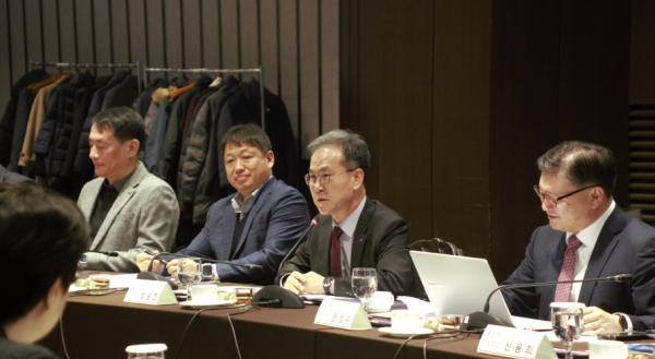 초실감 공간결합(다봄) 프로젝트 정책토론회에서 발언하고 있는 ETRI 방승찬 원장(우측에서 두번째)