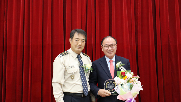 서산시의회 조동식 의장, 시민경찰연합회로부터 ‘감사패’ 수상 모습