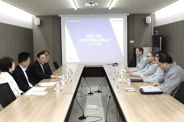 18일 소정면 첨단일반산업단지에 위치한 신신제약㈜을 방문한 최민호 시장