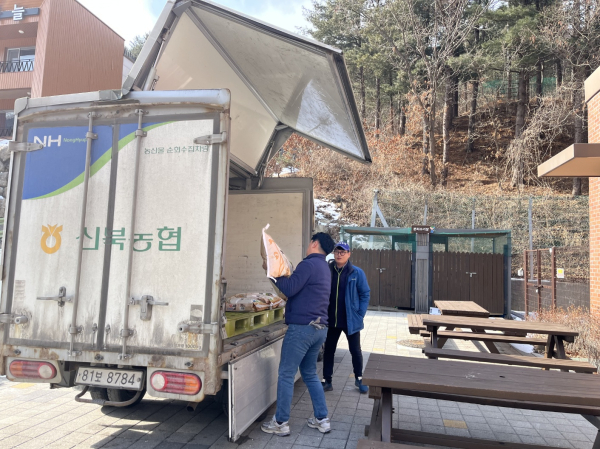 춘천 신북농협에서 구내식당으로 소양강쌀이 입고되고 있는 모습.
