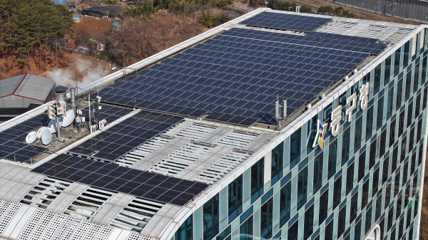 대전 동구청사 옥상에 이전 설치된 태양광 발전설비 모습