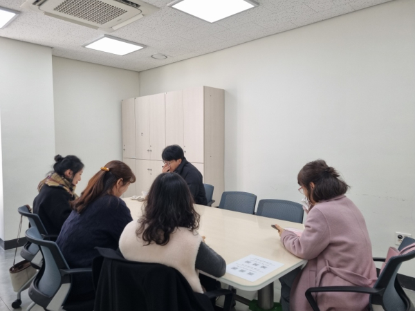 유성구의 한 공공도서관에서 성인 독서동아리 활동을 진행하고 있다.