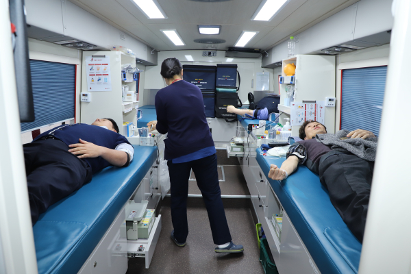 충남세종농협 직원들이 헌혈을 진행하고 있다.