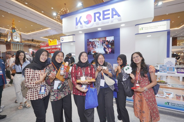 2024년 인도네시아 FLEI 박람회에서 K-외식을 시식하는 관람객들