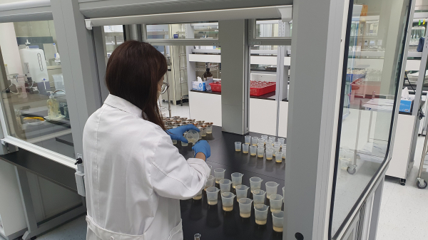 서산시농업기술센터 내 농업환경분석센터에서 토양검정을 하는 모습