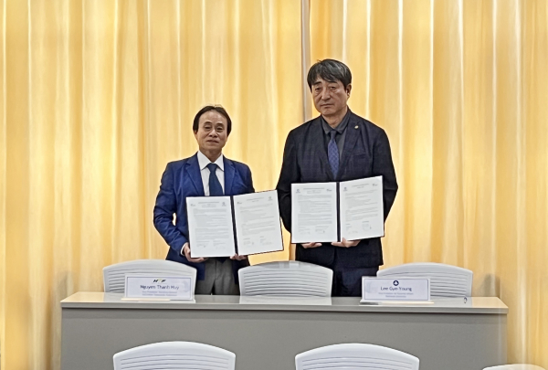 협약 후 양측 대표자들이 협약서를 들고 기념촬영.(왼쪽부터 베트남태권도협회 응우웬 탄 후이 부회장, 백석대 이계영 대외협력부총장)