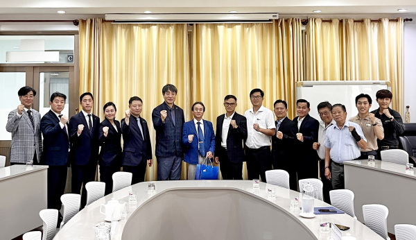 협약식 후 양측 관계자들이 기념촬영을 하고 있다.