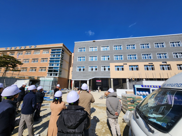 대전관평중 교실증축사업 개학대비 추진...명예감독관과 학교 공사현장 점검