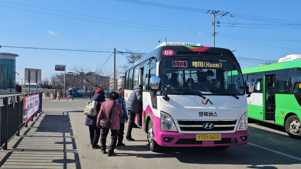 지난 18일 해미 버스 승강장에서 주민이 행복버스를 이용하는 모습