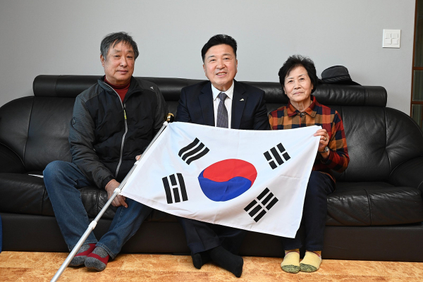 최재구 군수 독립유공자 유족 위문 모습