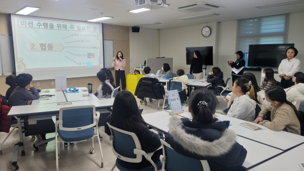 학부모 자원봉사자들과 함께하는 교육과정 연계 도서관 활용 프로그램 실시 모습