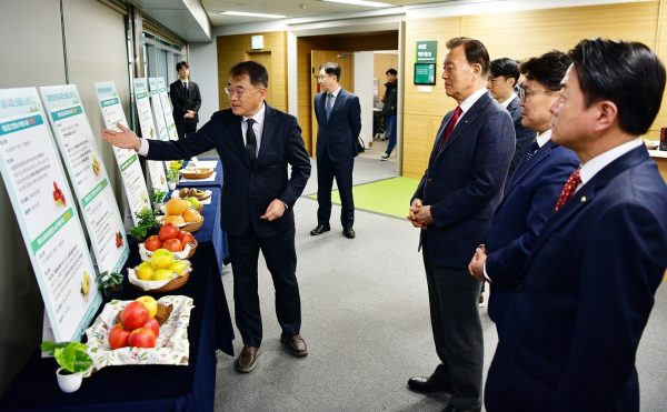 기후변화 대응 신품종 설명을 듣는 홍문표 사장