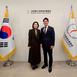 윤경숙 상임이사(왼쪽)와 정사무엘 한문화진흥협회장