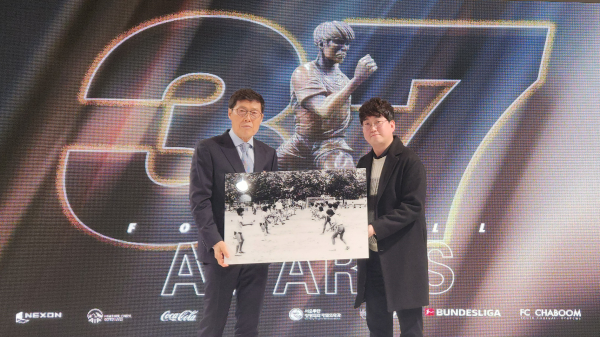 이기백 천안시 학예연구사가 지난 20일 차범근 팀차붐 이사장에게 디지털화한 사진을 전달했다.