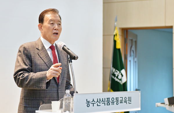 2025년 유통본부 워크숍에서 발언하는 홍문표 사장