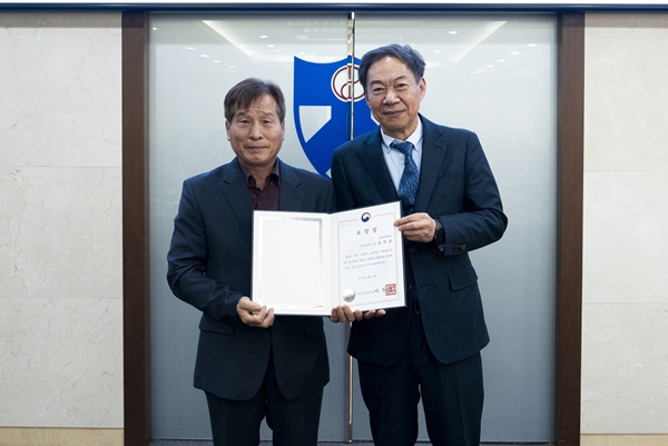 배재대 김학중 과장(왼쪽)이 교육부 장관 표창을 받았다.