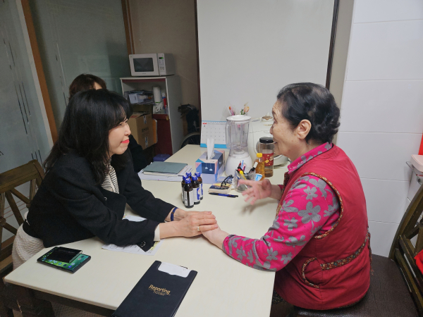 윤은미 복지정책국장이 25일 독립유공자 유족 자택에 방문해 감사의 마음을 전달하고 있다.