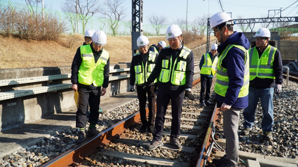지난 26일, 해빙기를 대비하여 옹벽 등 취약개소에 대한 특별 안전점검을 시행했다.(사진의 가운데 박필우 기술이사)