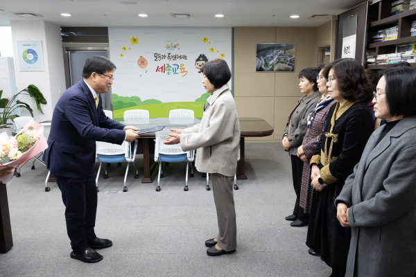 정년퇴직 교육공무직 교육감 표창 수여식 모습