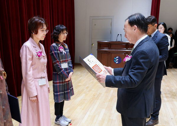 2월말 퇴직교원 정부포상 전수식 개최 모습