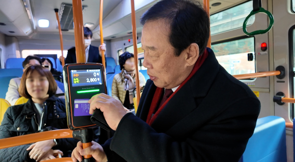 최민호 시장 버스 하차 모습