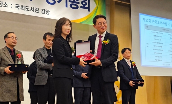 (왼쪽부터) 육상옥 학술정보지원과장과 곽승진 한국도서관협회장