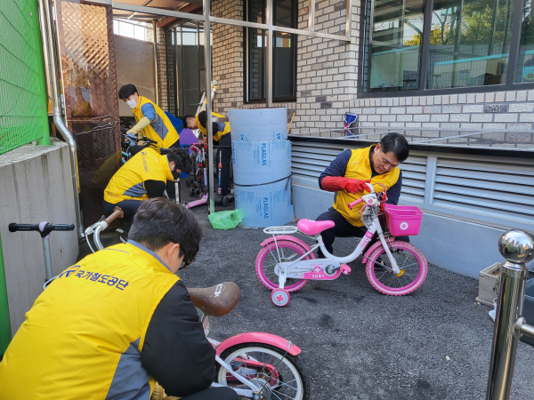 국가철도공단 안전본부 봉사단이 대전자혜원에 방문하여 시설정비 등 환경개선 활동을 하고 있다.