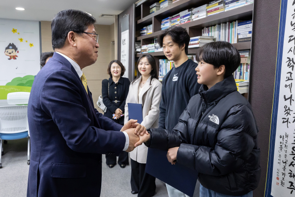 지난 28일 세종시교육청 집무실에서 장학금 전달식 모습