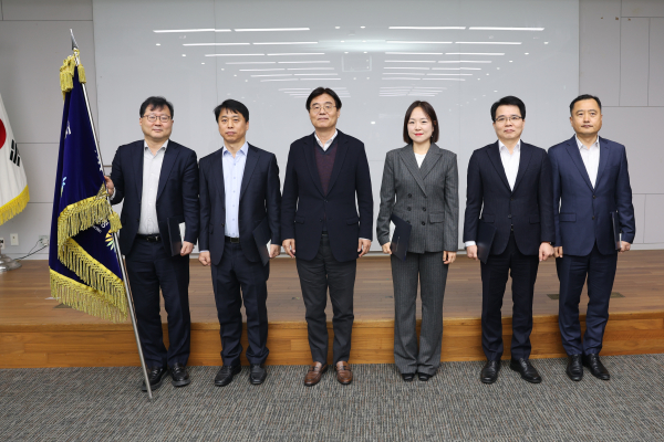 24년 행복청 우수부서 시상식에서 김형렬 청장(가운데)과 우수부서 과장들이 기념사진