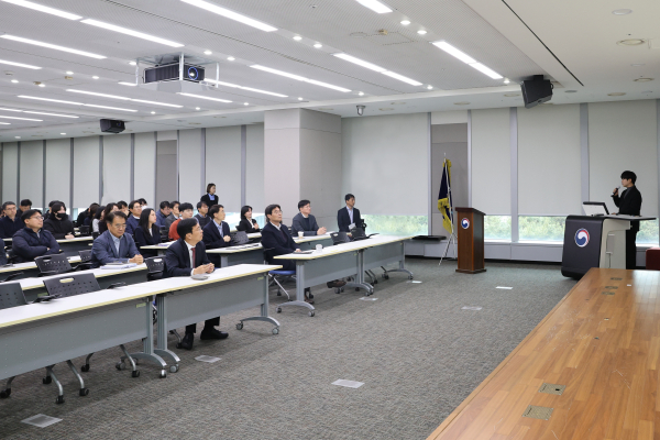 행복청 김형렬 청장(제일 앞 테이블 우측)을 비롯 전 직원이 모인 우수사례 발표회에서 공공청사건축과 김명린 주무관(발표자)이 우수사례를 발표하고 있다