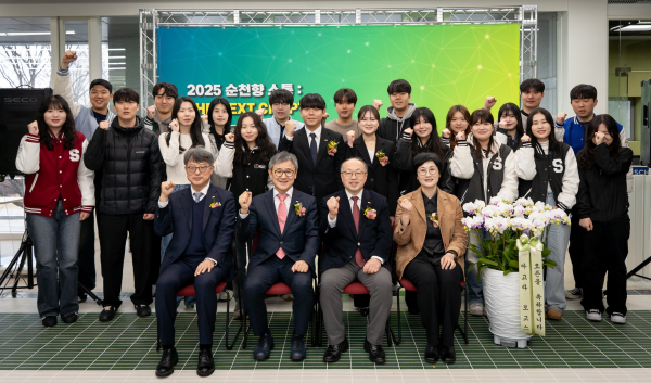 순천향대, 창의학습공간 아고라 로고스 개소 및 신임 총장과의 토크 콘서트 이후 기념촬영을 하고 있다.