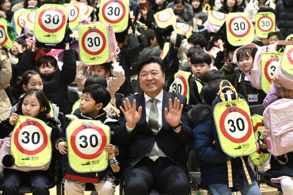 보성초등학교 교통안전용품 배부 모습