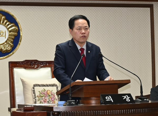 대전중구의회 윤양수 의장이 제255회 임시회 제2차본회의에서 발언하고 있다.<br>