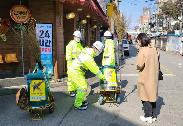 환경미화원들이 청소카트에 K-컬처박람회의 성공 개최를 응원하기 위해 홍보물을 부착했다.