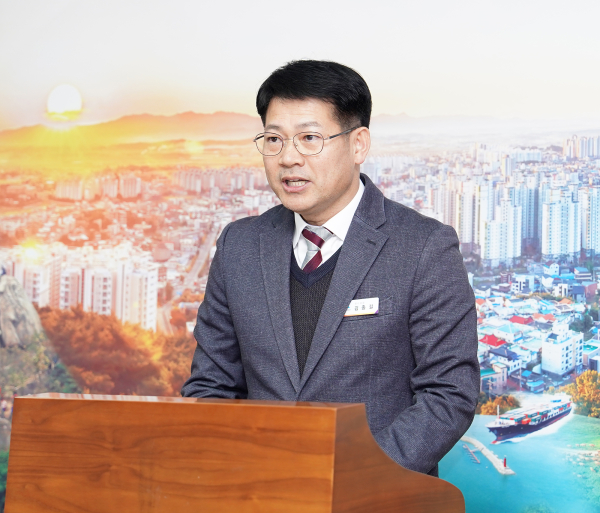 시청 브리핑룸에서 11일 열린 기자회견에서 김종길 서산시 징수과장이 건전한 납세풍토 조성을 위한 시책을 설명하는 모습