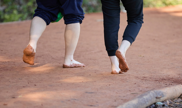 맨발 걷기 모습