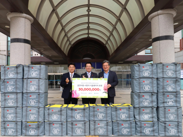 유성구 50세대에 매월 신선과일과 영양식 담긴 식품 패키지 전달식 모습