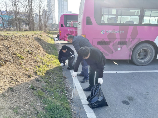 노사 합동 새봄맞이 환경정비 활동 모습