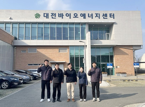 대전도시공사 환경바이오사업소 특허발명 직원(좌측부터) 김철규 과장, 이승우 차장, 정구황 소장, 신현주 과장, 서재원 과장