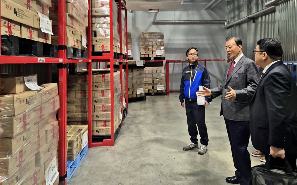 일본 해외공동물류센터 점검 현장사진   * aT 홍문표 사장(가운데)
