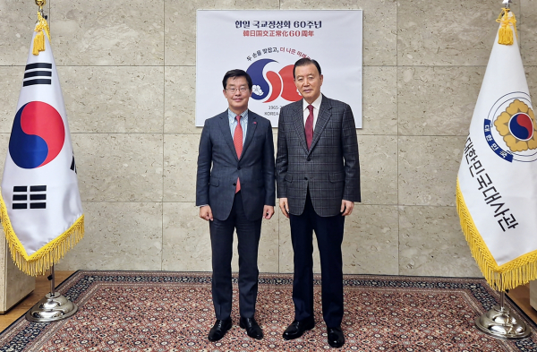 주일본국 대한민국 대사관 간담회 기념사진  * aT 홍문표 사장(우측), 박철희 대사(좌측)