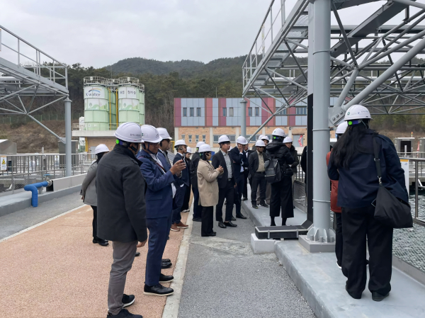 지난 12일, 필리핀 기지전환개발청 고위급 관계자들이 화성 AI 정수장의 시설물을 견학하고 있다.