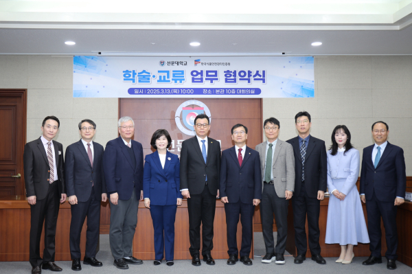 협약식 기념 단체사진 촬영을 하고 있다