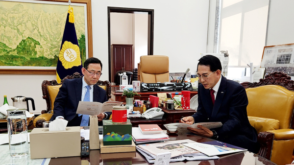 이완섭 서산시장이 13일 국회를 방문해 주호영 국회부의장을 만나 주요 현안에 대해 설명했다.